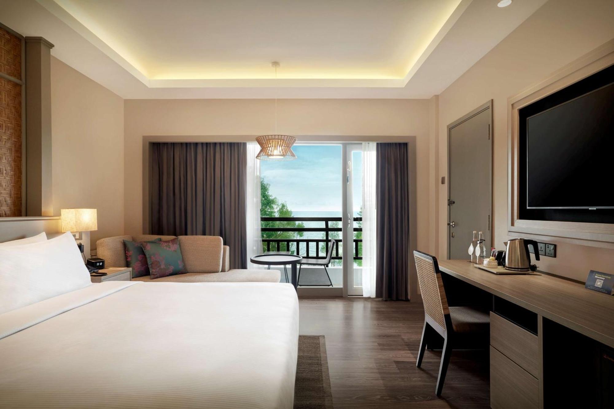 Doubletree By Hilton Damai Laut Hotel Lumut Exterior photo